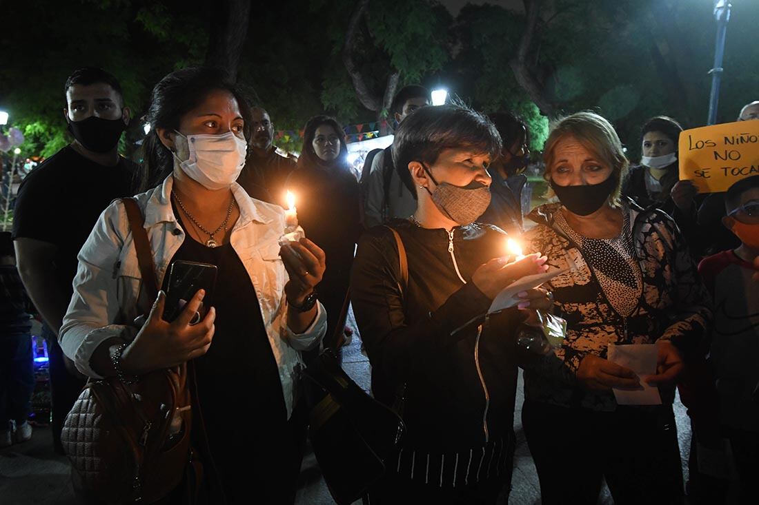 En plaza Independencia de Ciudad, mendocinos se manifestaron la noche de este viernes para pedir justicia por Lucio Dupuy, el niño de 5 años que fue asesinado a golpes en La Pampa. Foto: José Gutierrez