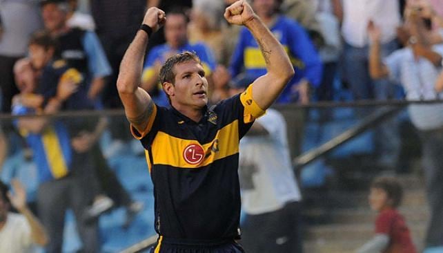 Martín Palermo, contra Arsenal en 2010, superó la marca de Cherro y se convirtió en el máximo goleador de Boca.