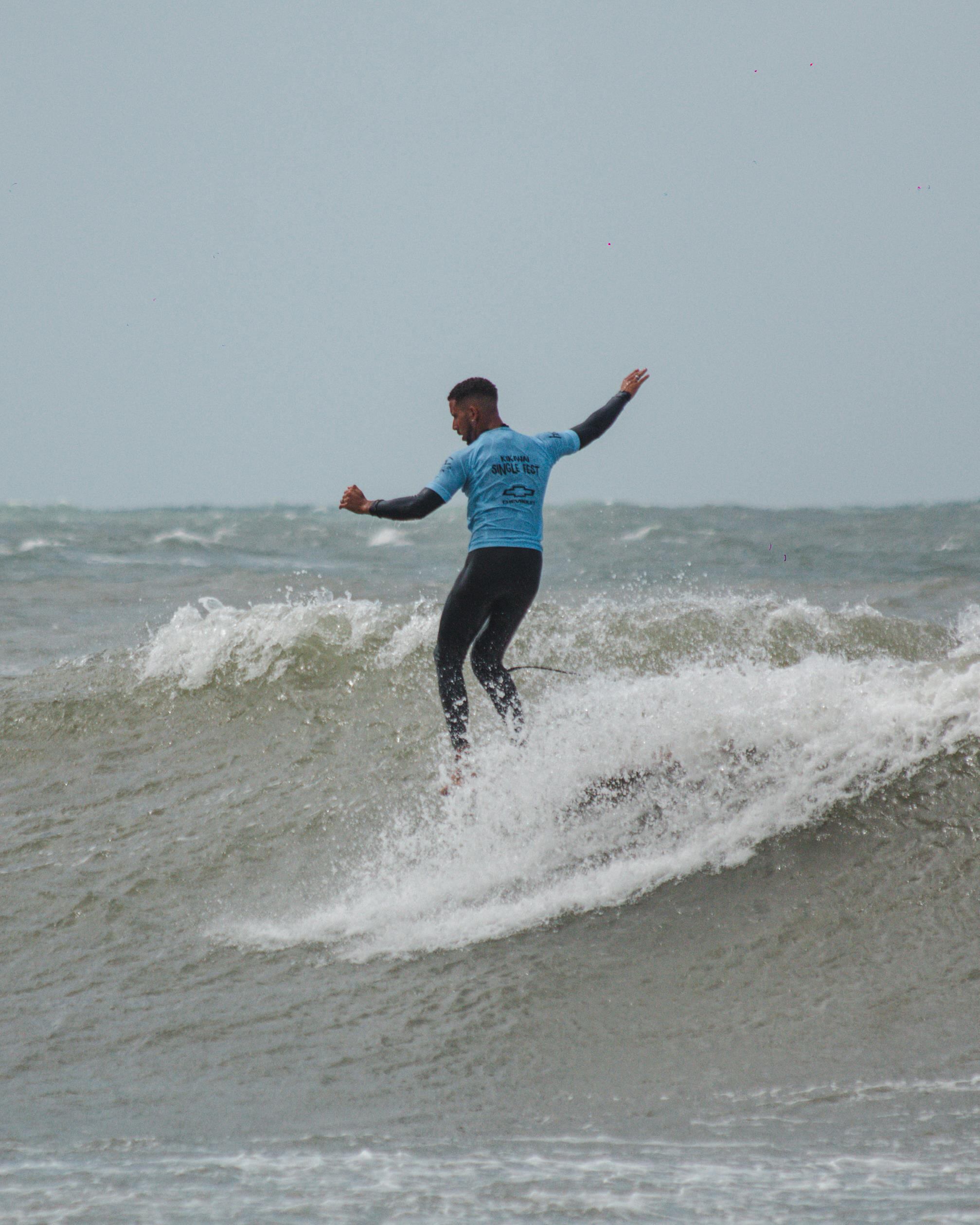 Hubo olas grandes, con viento, lo que complicó a los surfistas. Había que tener experiencia y conocimiento de la ola. / Gentileza: Andrés de París.