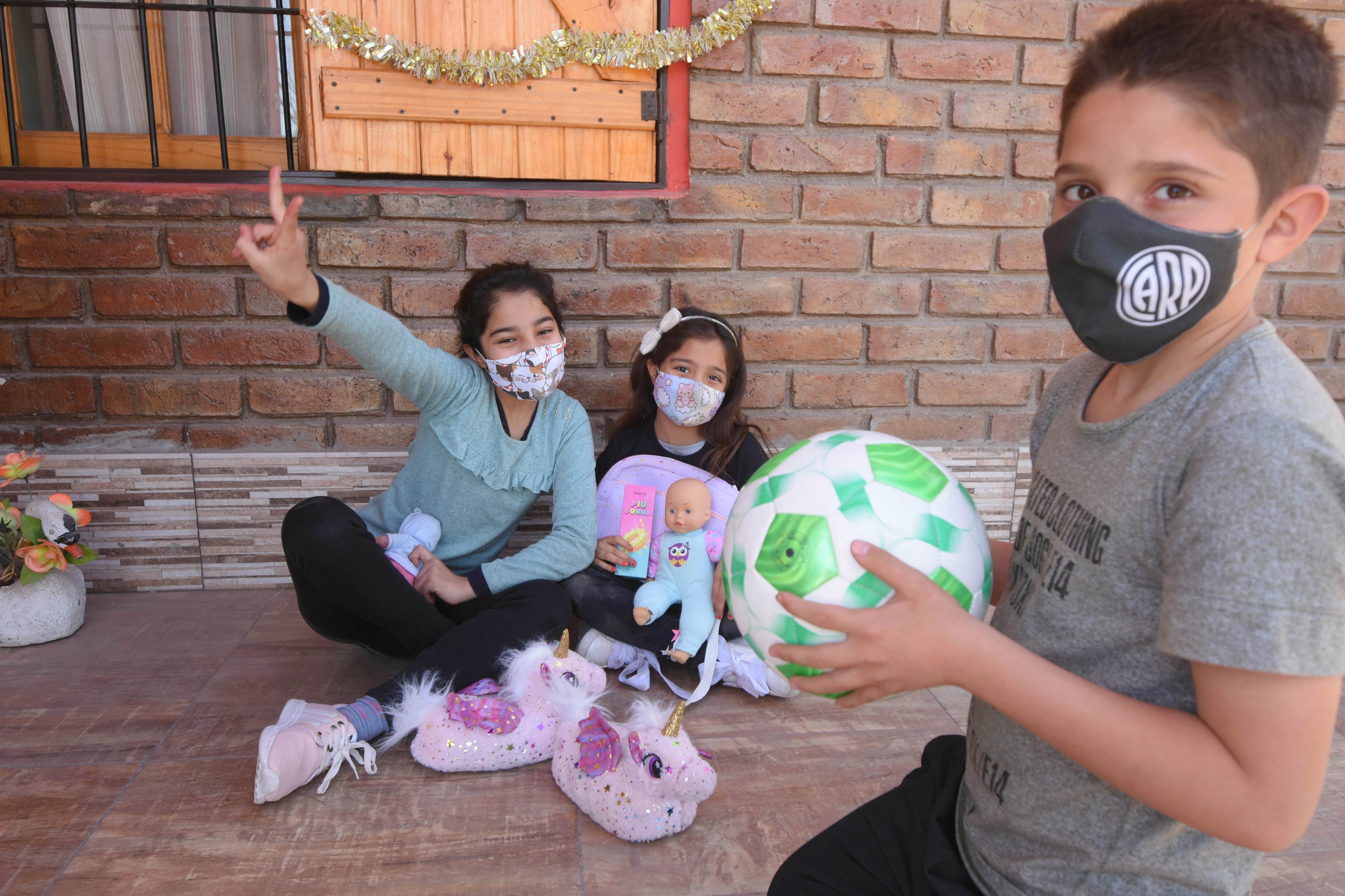 Los niños festejaron su día en sus casas, Delfina, Lautaro y Victoria juegan con los regalos que recibieron en su día.