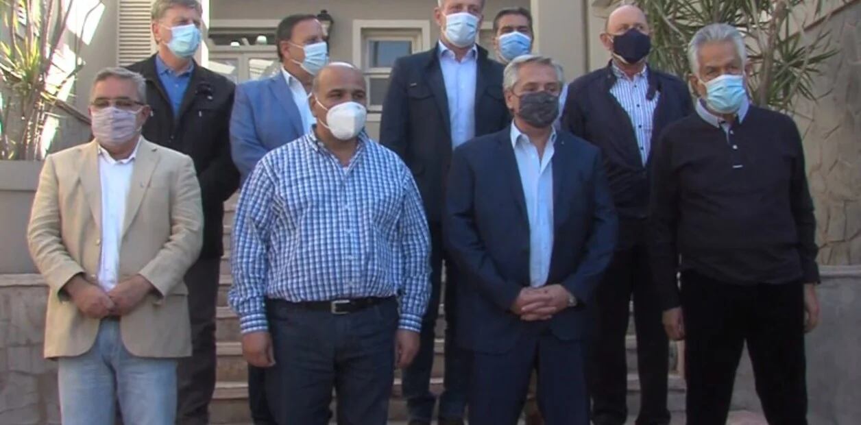 Alberto Fernández, junto a los gobernadores peronistas en una foto que muestra la unión y el apoyo del Frente de Todos. 