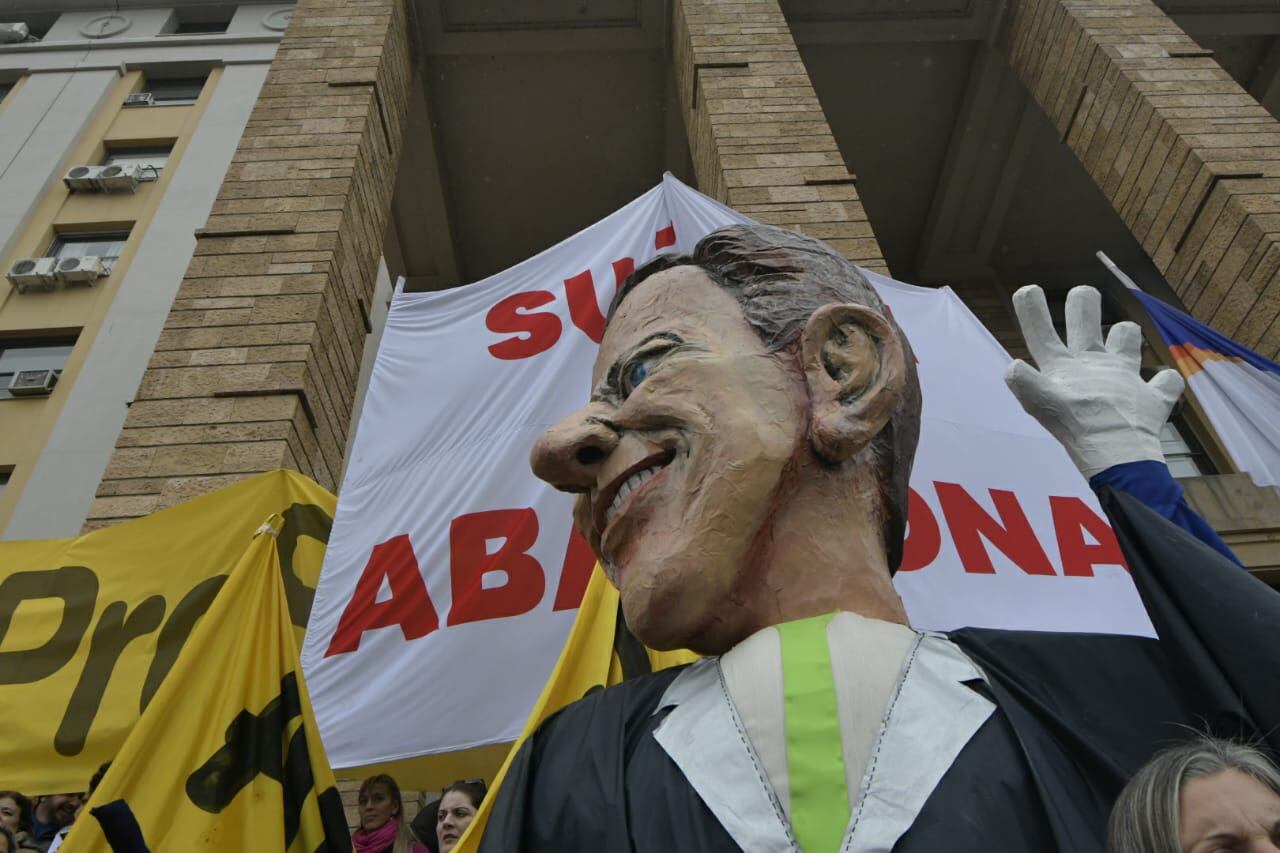 La manifestación llegó a la explanada de Casa de Gobierno. / Foto: Orlando Pelichotti. 