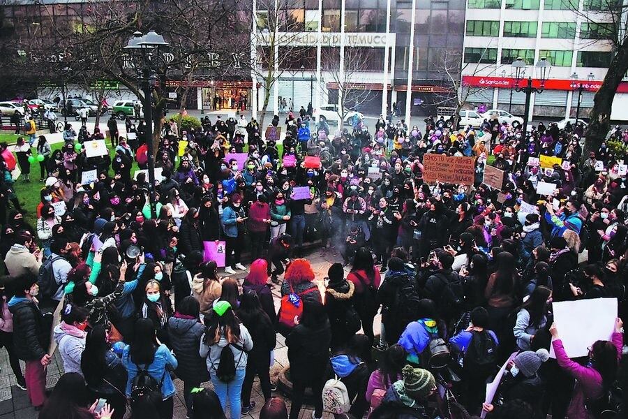 Marcha en Temuco para pedir justicia por la violación de Antonia Barra -  