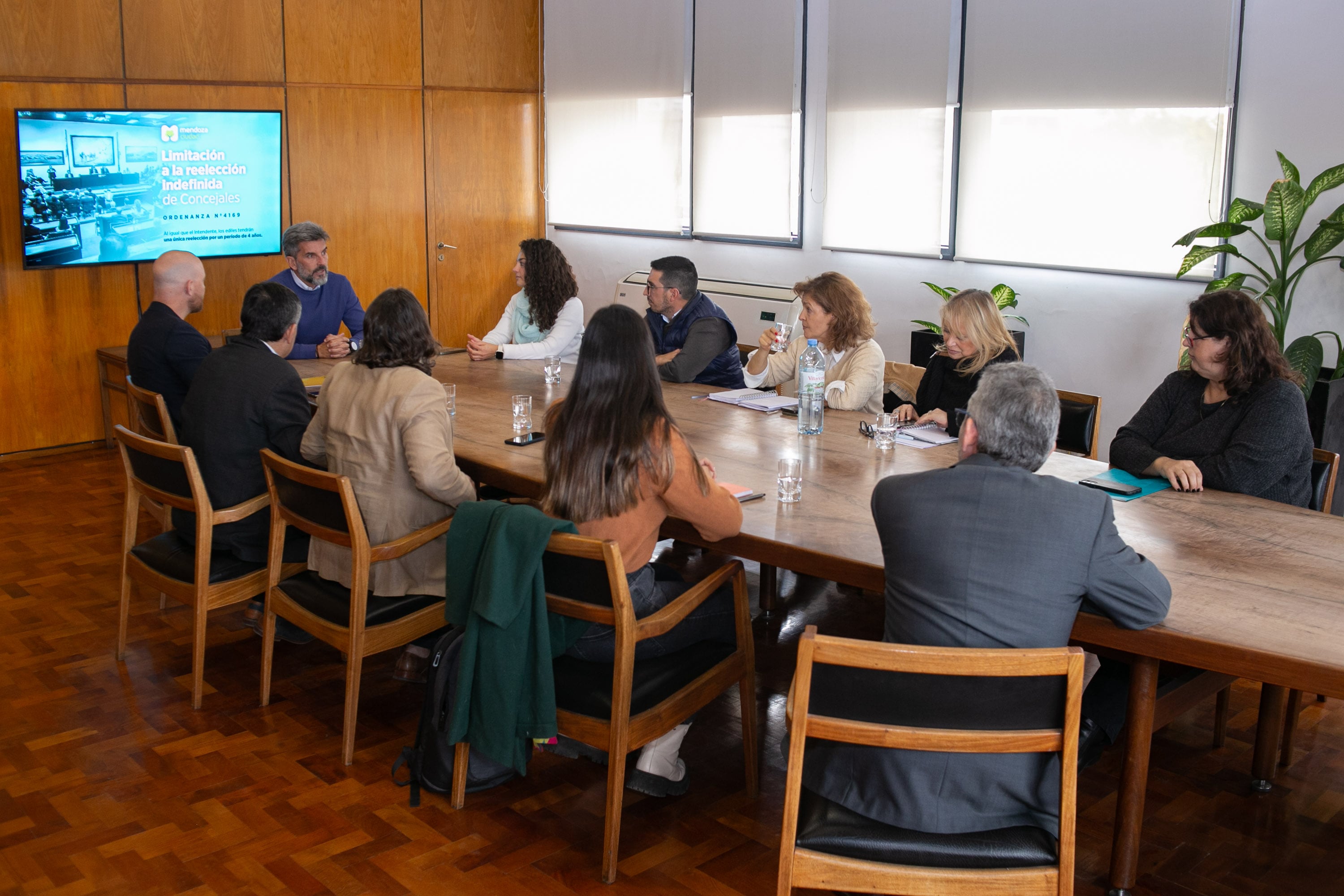 Ulpiano Suarez dialogó con Esteban Allasino y concejales de Luján. Foto: Municipalidad de Ciudad.