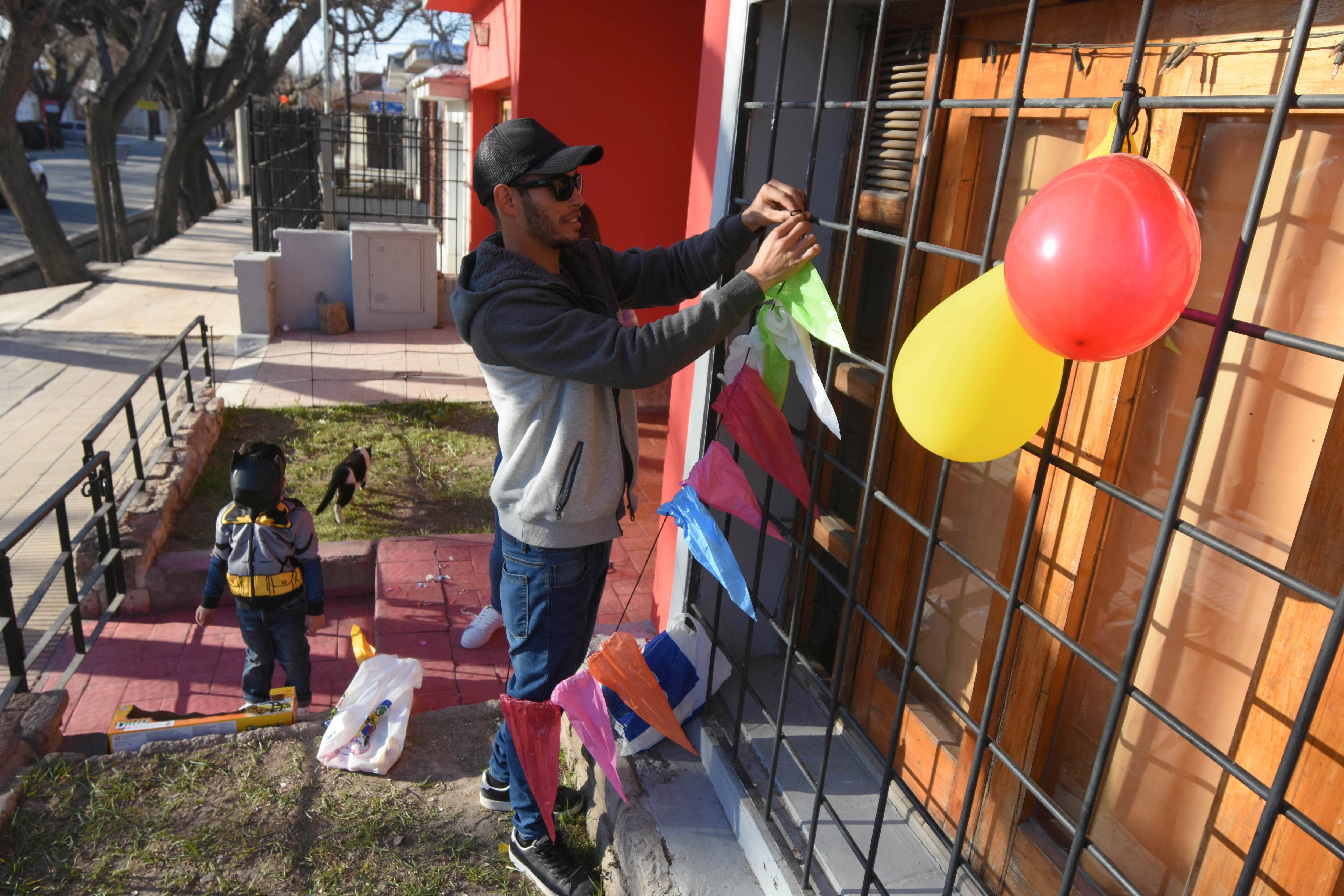 A través de las redes se difundió la idea de colocar globos en los frentes de las casas para celebrar el día en tiempos de pandemia.