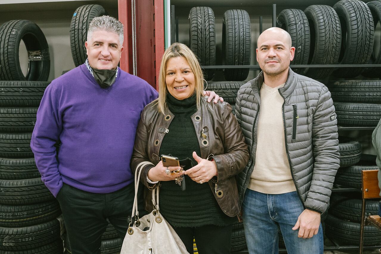 Raúl Urquiza con Laura Núñez y Sebastián Díaz