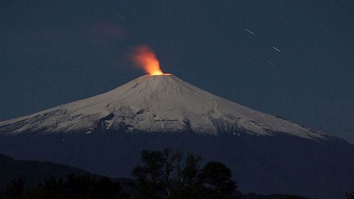 La alerta naranja contempla el reforzamiento del monitoreo del comportamiento del volcán y medidas para el resguardo de las localidades aledañas. Gentileza: Tele SUR.