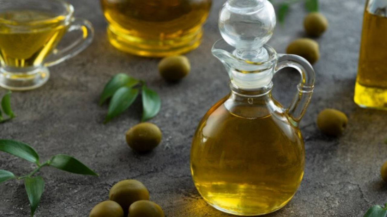 El aceite de oliva es un ingrediente natural súper nutritivo que hidratará por completo tus pestañas. 