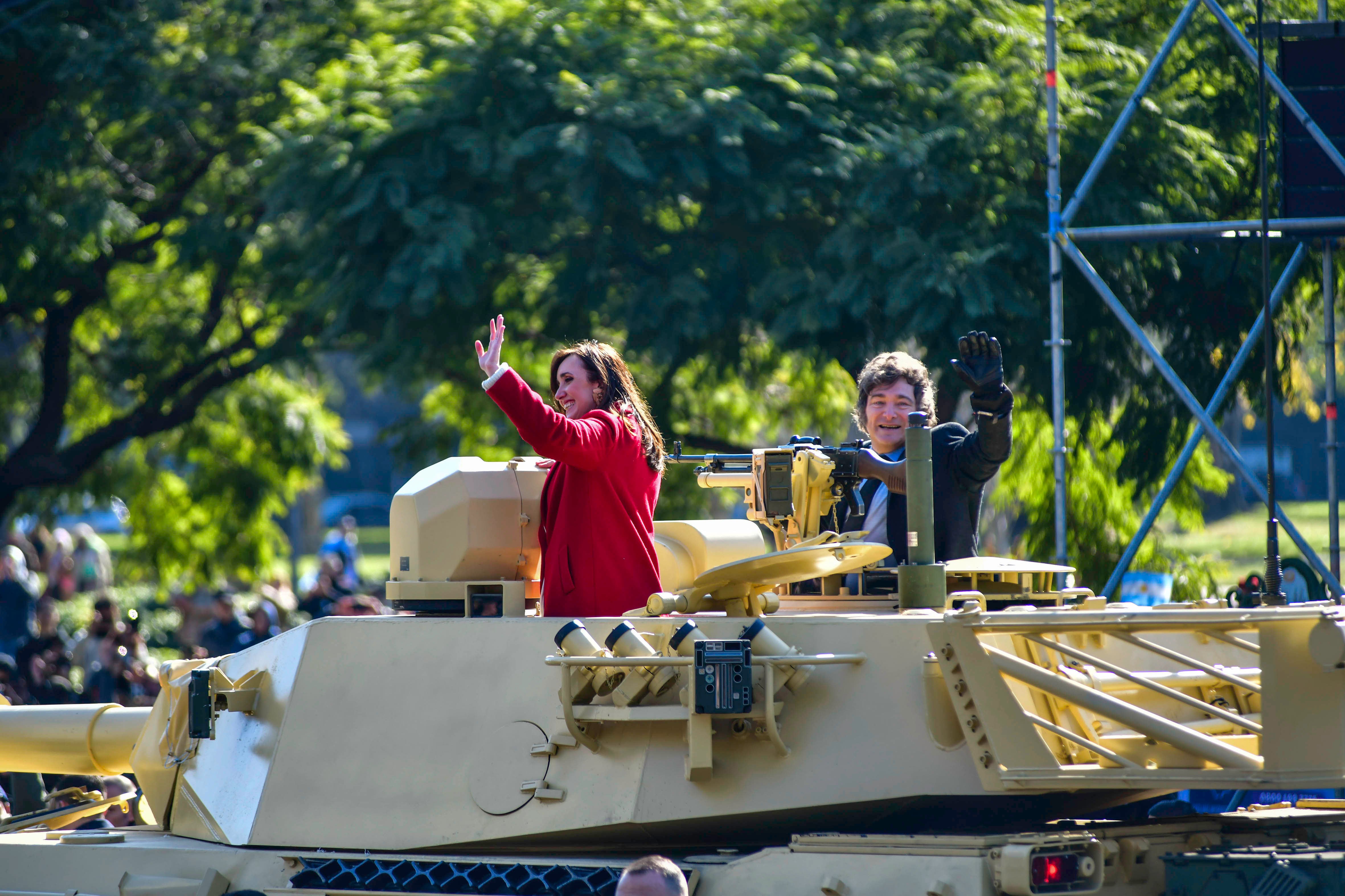 El presidente Javier Milei y la vicepresidente Victoria 
Villarruel en un tanque    / NA