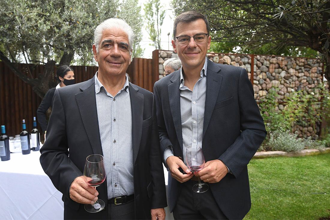 Ángel Vespa junto a Emilio Giudice ambos de Bodegas Chandón. Foto: José Gutiérrez  / Los Andes  