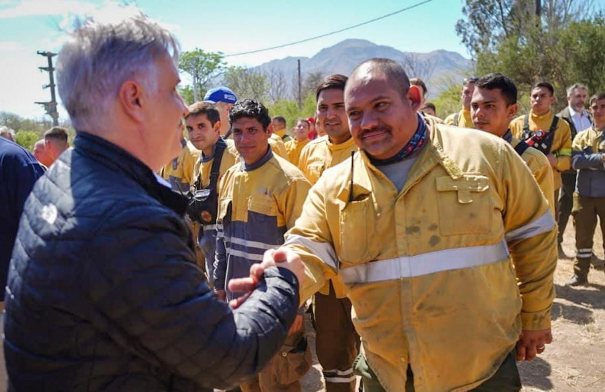 Martín Llaryora ya llegó a Capilla del Monte para presentar el plan de remediación y auxilio a las zonas afectadas por los incendios. (Gobierno de Córdoba)