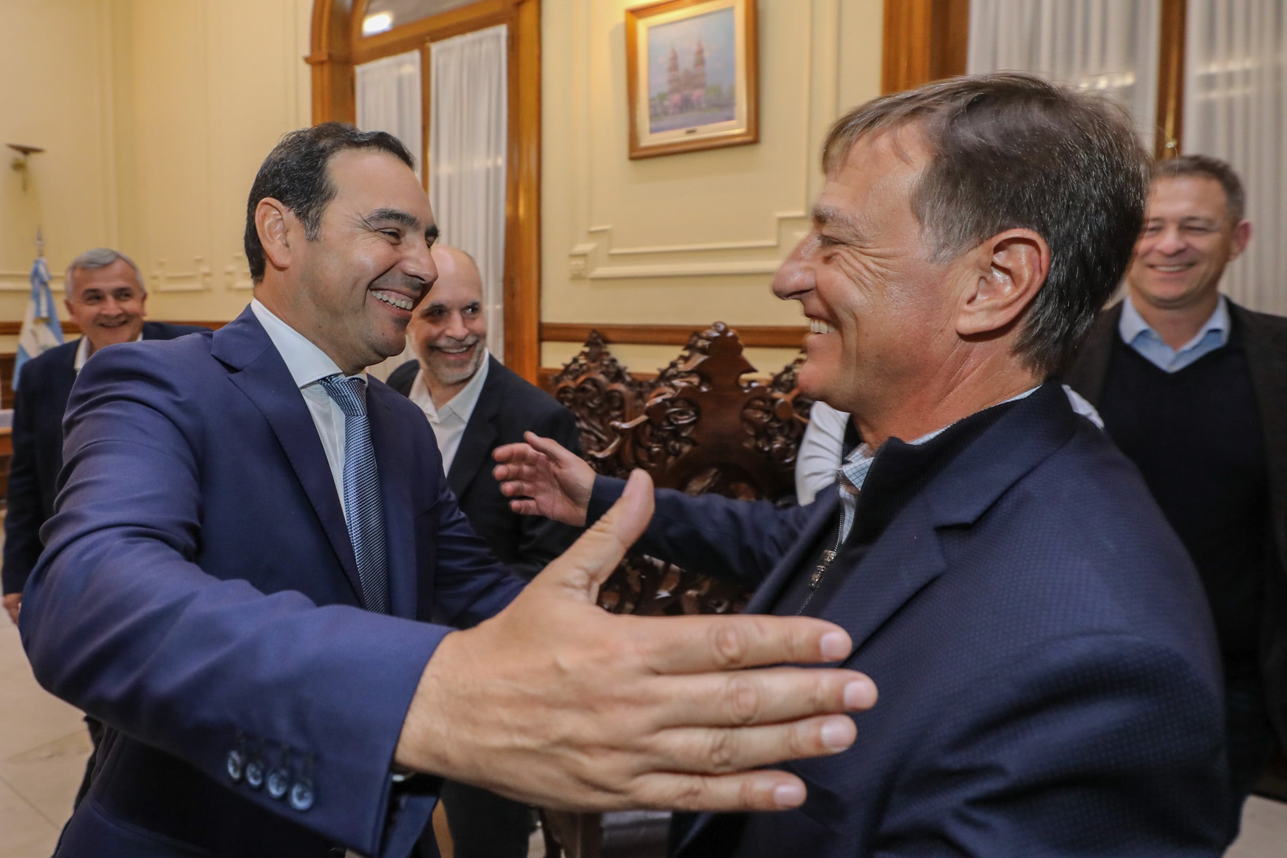 El gobernador de Corrientes, Gustavo Valdés, junto a Rodolfo Suárez. 