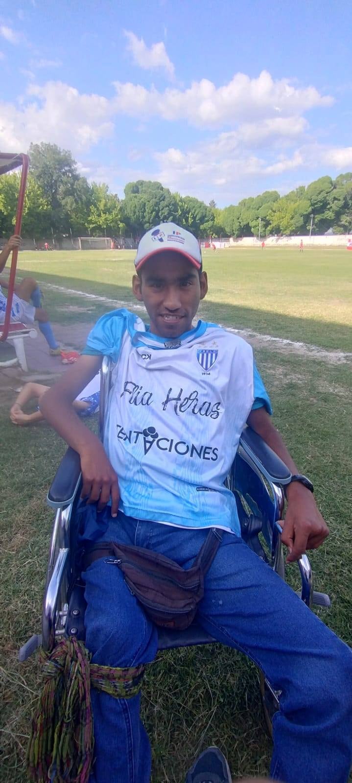 Tiene parálisis cerebral, cubre fútbol de San Carlos y sueña con relatar un partido de primera en Mendoza. Foto: Gentileza Gabriel Arrue