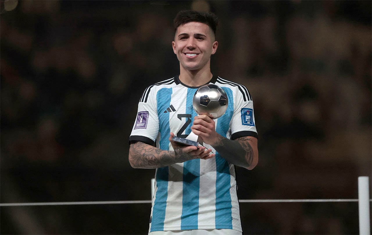 GR7042. LUSAIL (CATAR), 18/12/2022.- Enzo Fernández de Argentina posa con el trofeo de mejor jugador del partido hoy, en la final del Mundial de Fútbol Qatar 2022 entre Argentina y Francia en el estadio de Lusail (Catar). EFE/ Juan Ignacio Roncoroni
