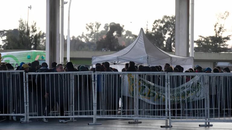 Cientos de seguidores hacen fila para despedir a El Noba (Gentileza: Teleshow)