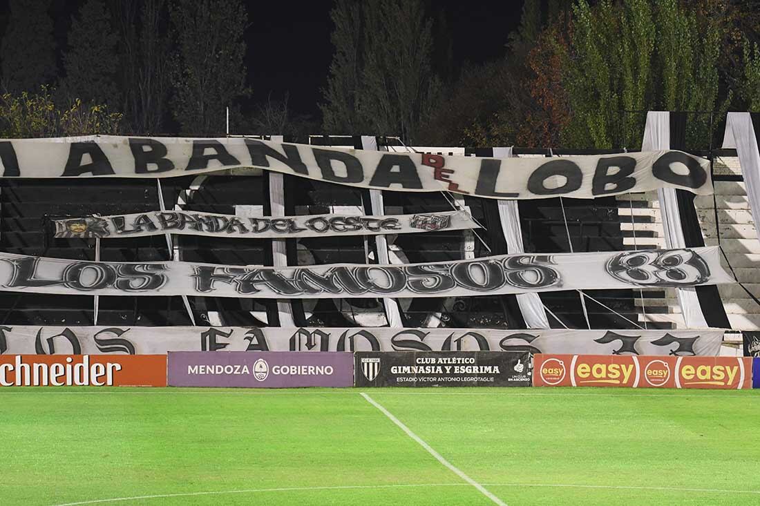 Las banderas presentes en la cancha. El apoyo de la hinchada nunca falta.