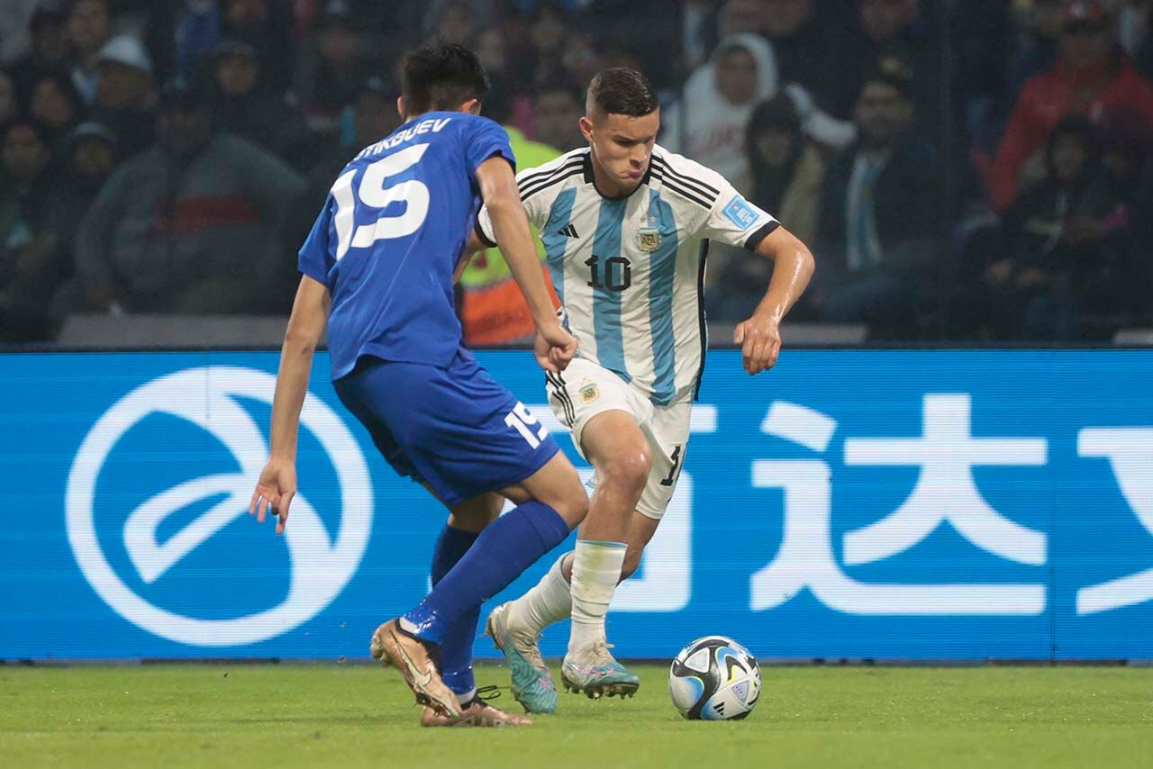 Valentín Carboni de Argentina disputa un balón con Diyorbek Ortikboev de Uzbekistán en un partido de la Copa Mundial de Fútbol sub-20 
. EFE/ Juan Ignacio Roncoroni