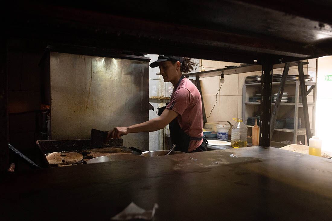 Cintia Rivas, una de las cocineras de “La Tía Rada”, ícono gastronómico de Mendoza, fue declarado un lugar de interés departamental y lleva más de 30 años con las puertas abiertas. Luego de la pandemia reabre sus puertas y comienzan obras de remodelación.
Ignacio Blanco