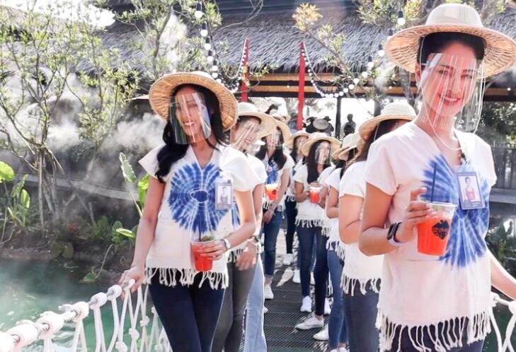 Treinta chicas terminaron en el agua tras la ruptura de un puente colgante en Tailandia. Foto: The Sun