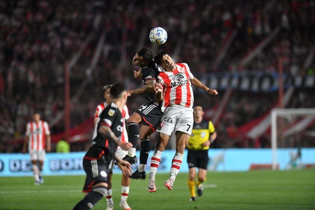 Gregorio Rodríguez jugó un partidazo y convirtió el 1-0 parcial de Instituto sobre River en Alta Córdoba. (Javier Ferreyra / La Voz)