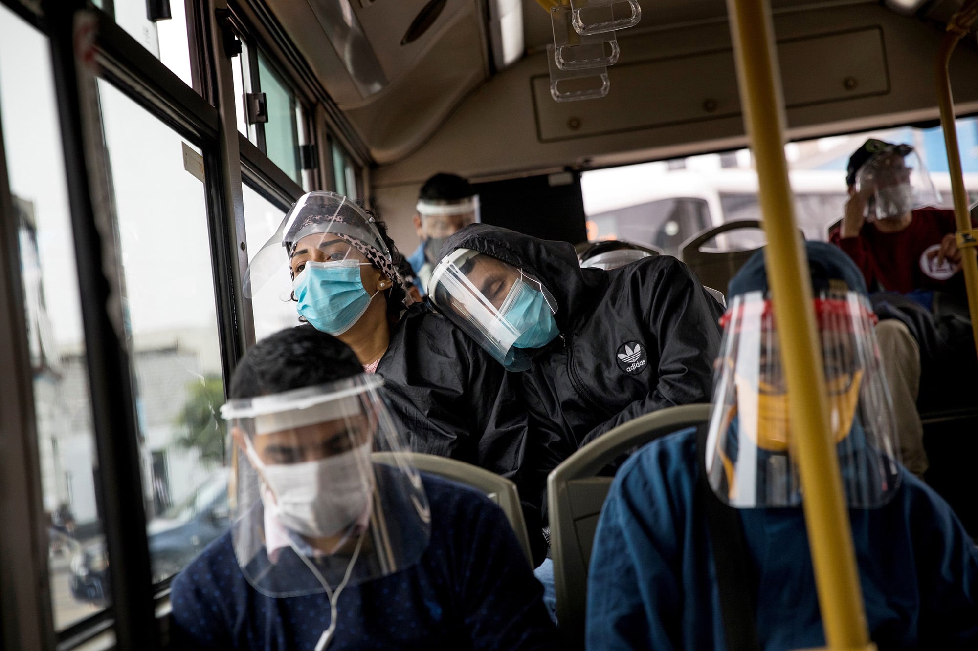 Perú ordenó el uso obligatorio de máscaras faciales y escudos protectores en el transporte público.