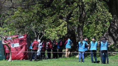 El hallazgo fue en horas de esta mañana en el lago Victoria Ocampo de la plaza Sicilia, situada en el cruce de las avenidas Sarmiento y Berro. Gentileza: Télam.