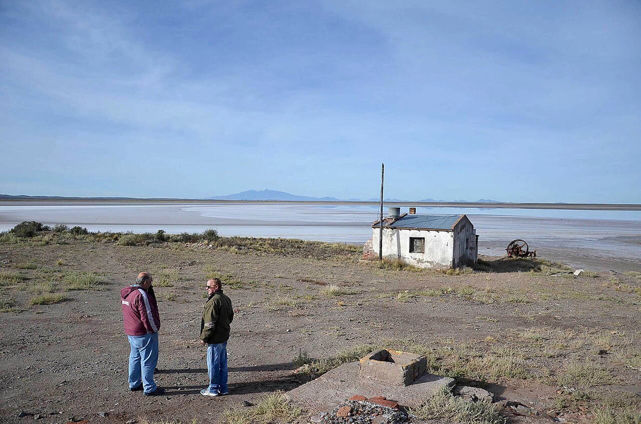 La inmensa blancura de la Salina del Diamante sólo se corta con el azul del cielo, en 200 hectáreas de sal. El vasto terreno es testigo del paso de millones de años. 