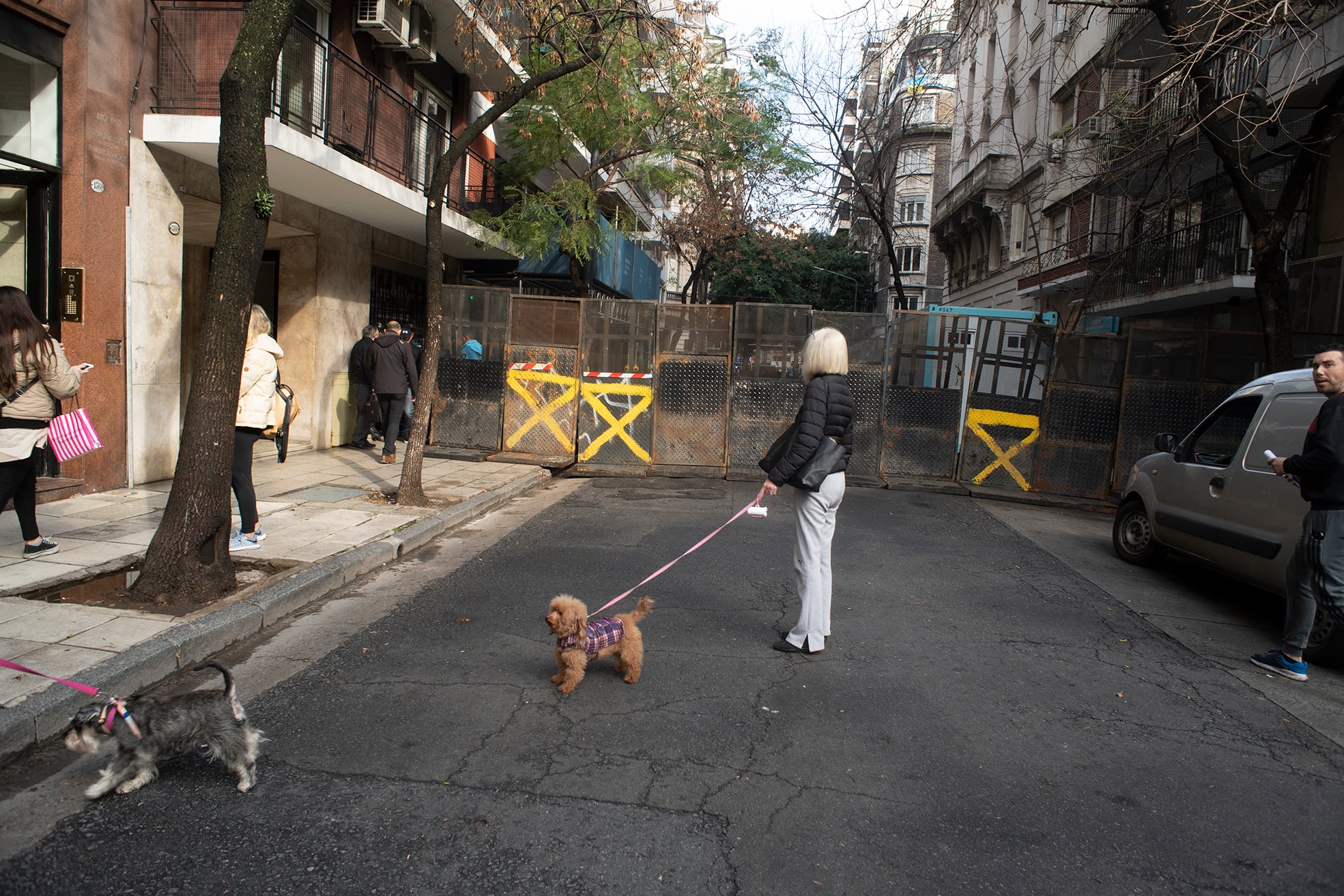 Buenos Aires 27 de agosto 2022. El domicilio de la vicepresidenta Cristina Fernández se encuentra vallado por la policía de la ciudad. / Foto: Clarín.