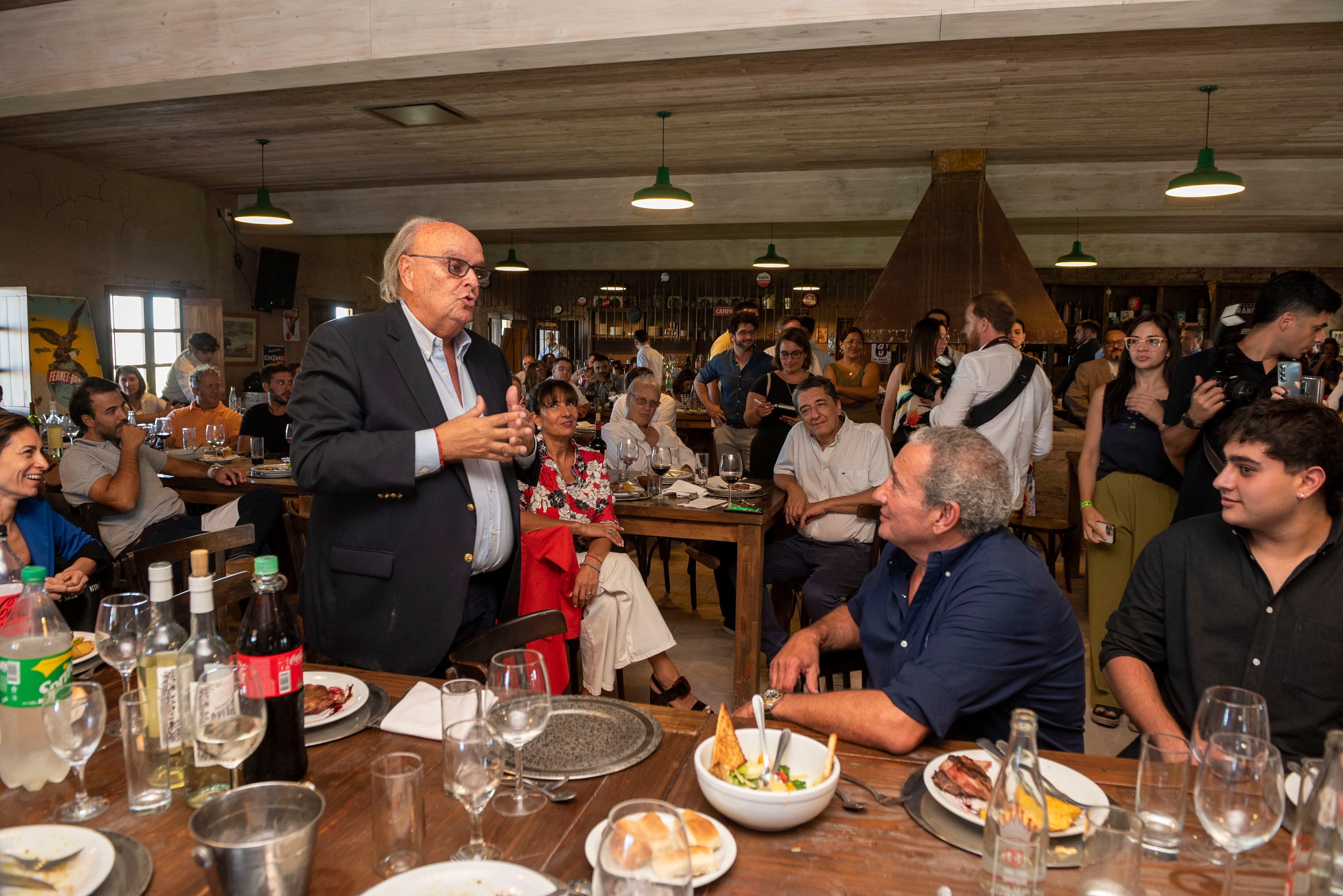 Más de 100 invitados disfrutaron de un almuerzo criollo en la Bodega Estancia El Retiro, donde escucharon también las palabras del secretario de Industria, Ignacio de Mendiguren. 