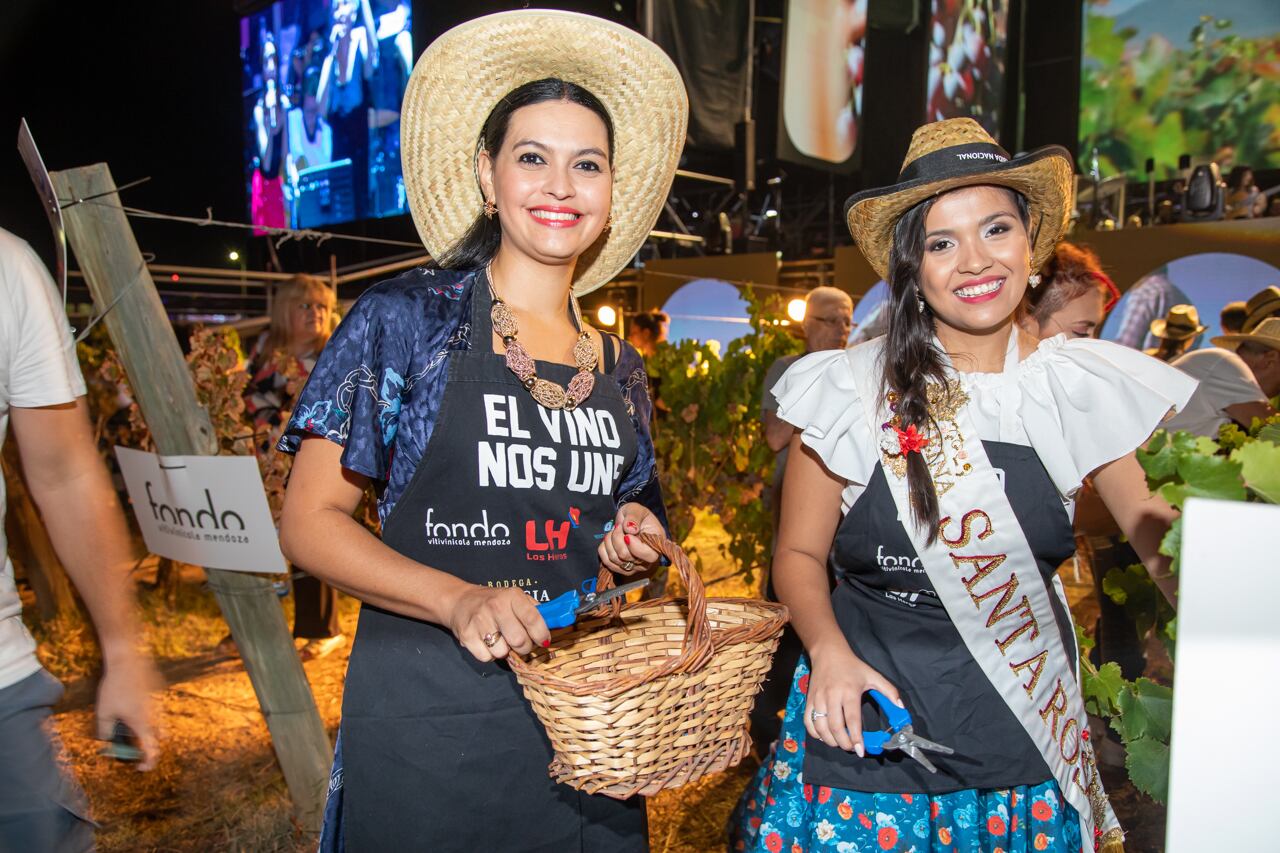 Como cada año, las reinas consecharon el Malbec del aeropuerto.