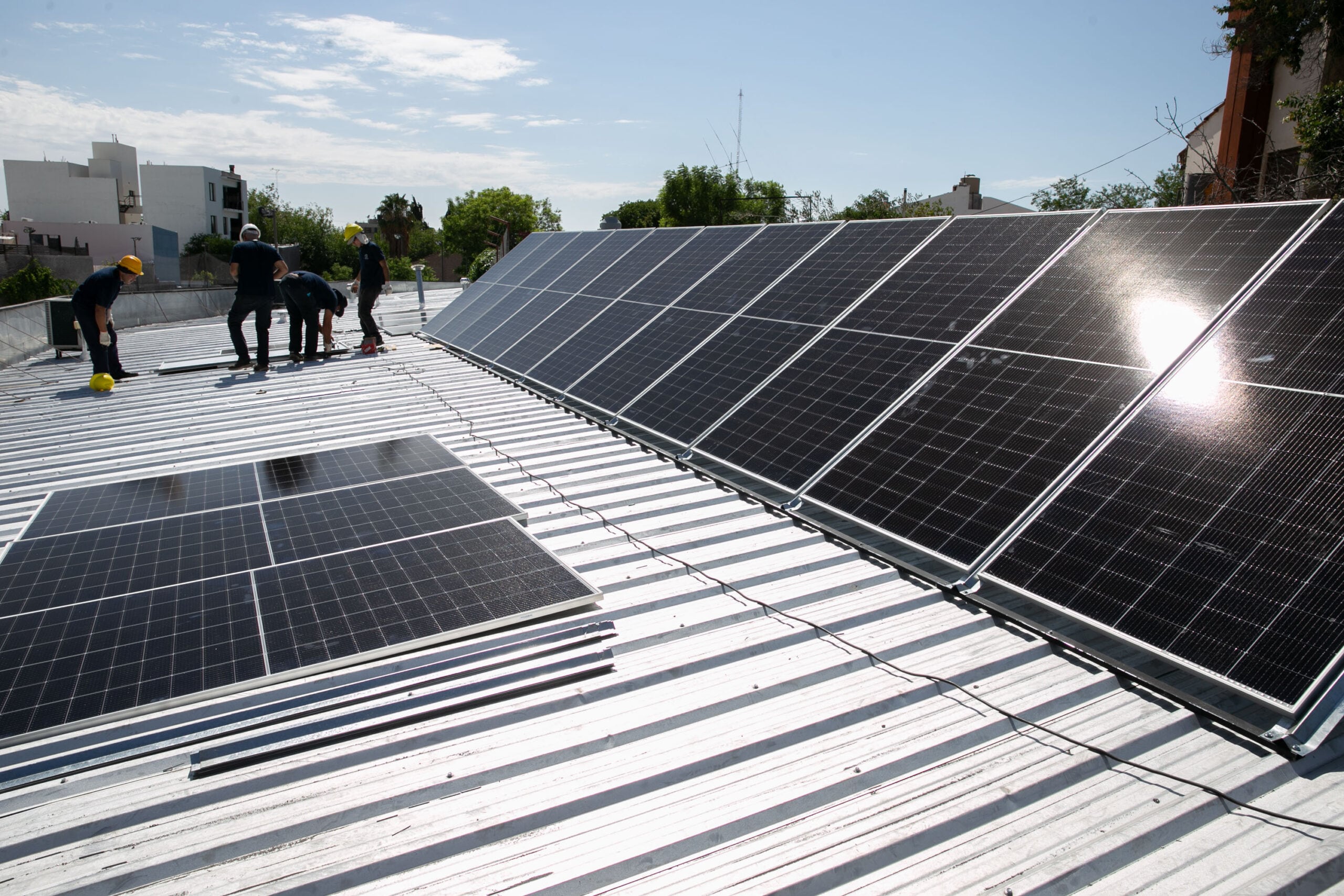 Más energía limpia en la Ciudad: Ulpiano Suarez recorrió la nueva instalación de paneles solares en el Gimnasio Nº1