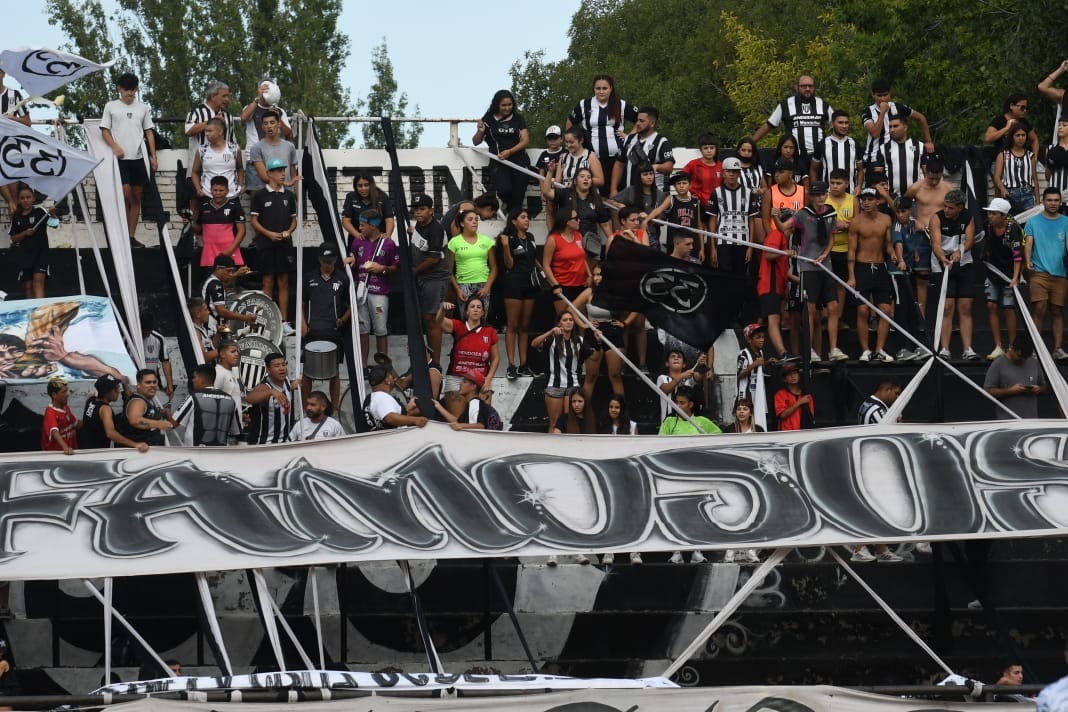 Los famosos 33 se hicieron presentes en el Víctor Legrotaglie y alentaron sin parar su equipo que logró el primer triunfo del certamen. / José Gutiérrez ( Los Andes).