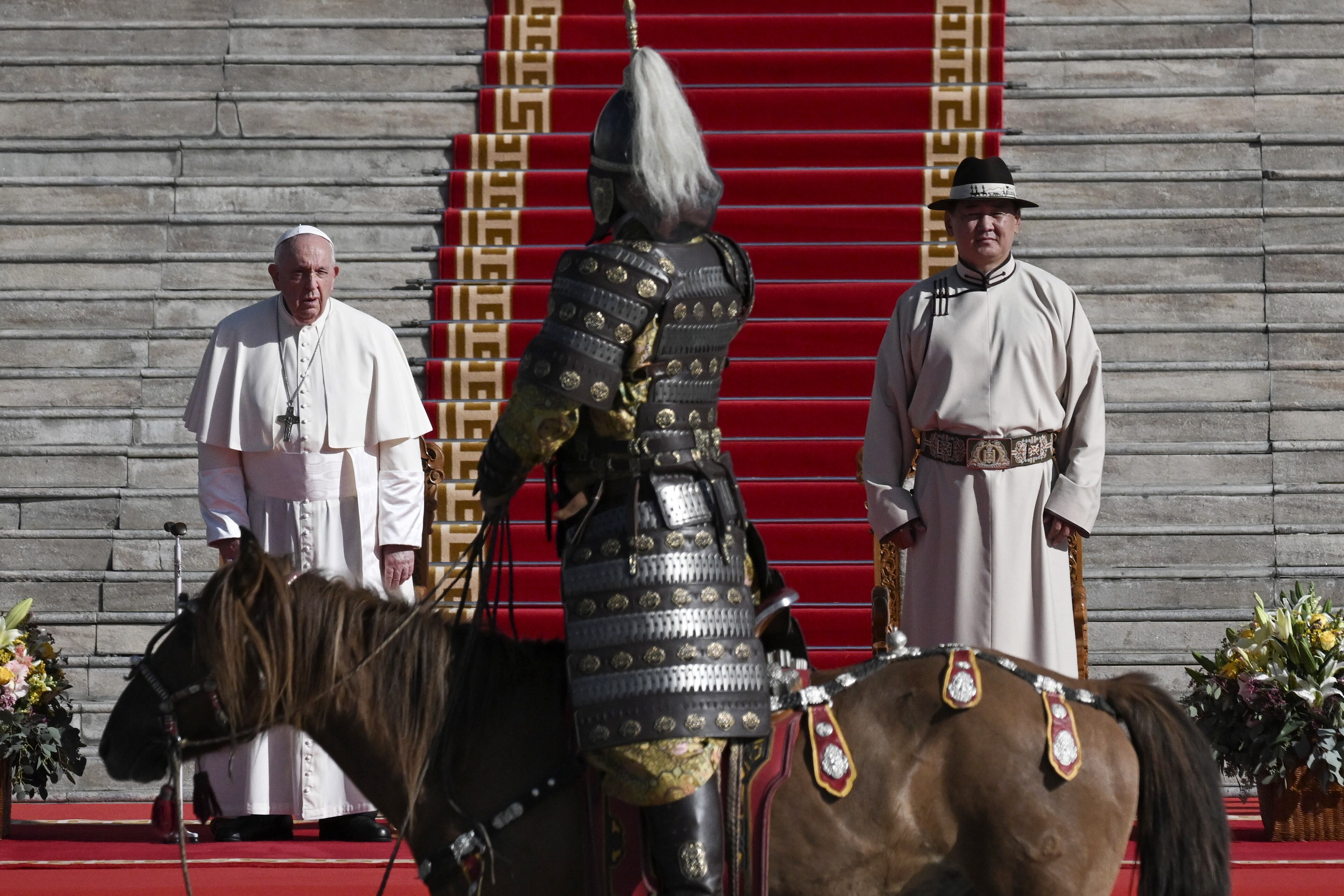 El Papa Francisco asistió a una ceremonia de bienvenida con el presidente mongol Ukhnaagiin Khurelsukh. EFE