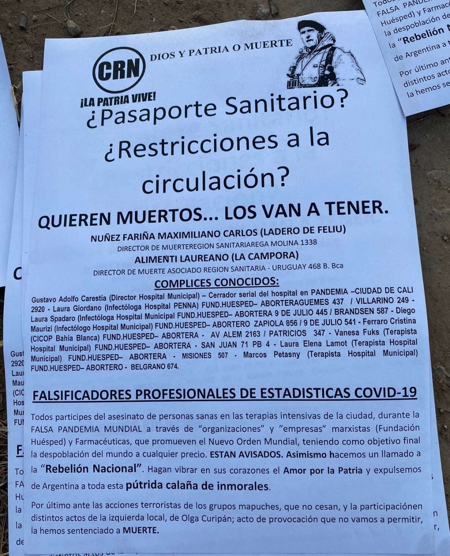 Los atacantes dejaron carteles con insólitos mensajes.