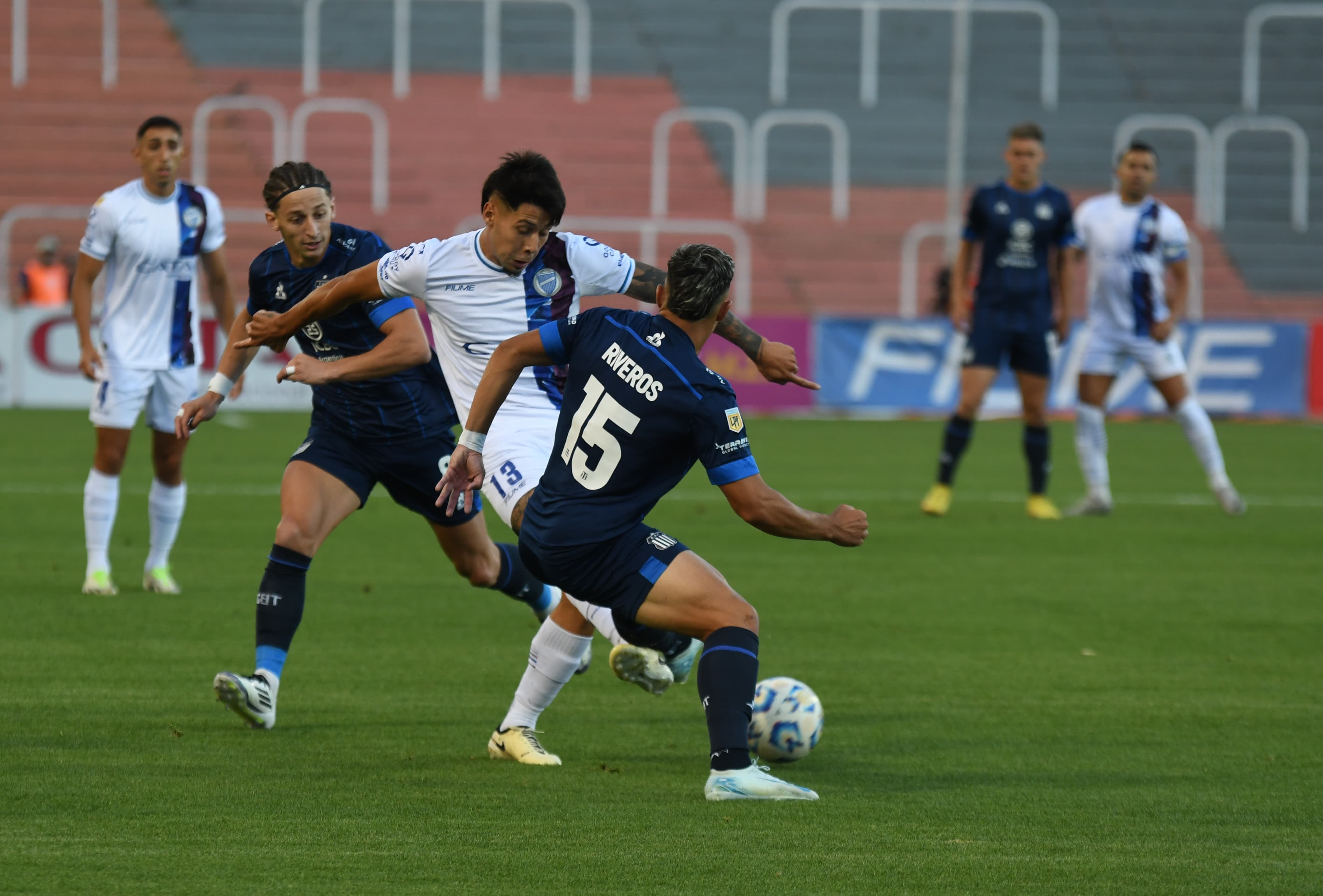 Riveros, de Talleres, busca quitarle el balón a Fernández, mediocampista de Godoy Cruz. /Foto: Ramiro Gómez