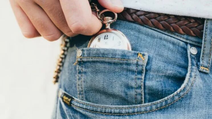  En aquel entonces, estaba destinado a resguardar el reloj de bolsillo; icónico del siglo XIX que posteriormente fue reemplazado por la pulsera. 