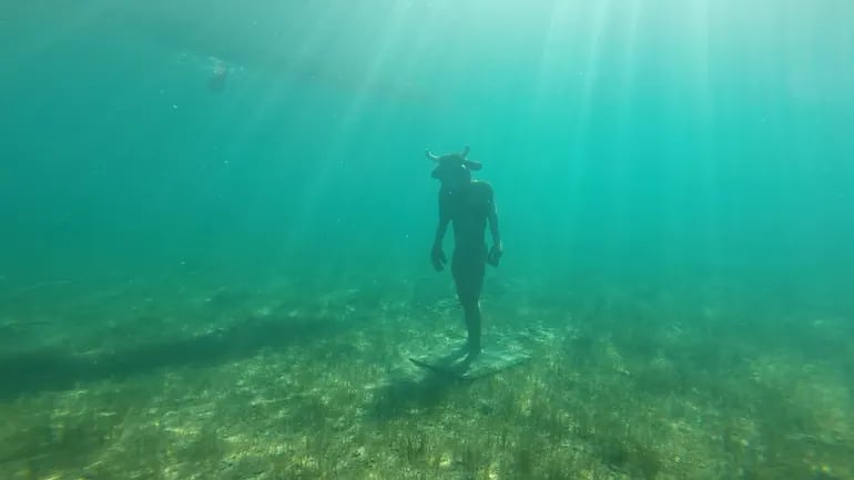 Descubrieron la estatua de un minotauro en el fondo de un lago. Foto LMNeuquén.