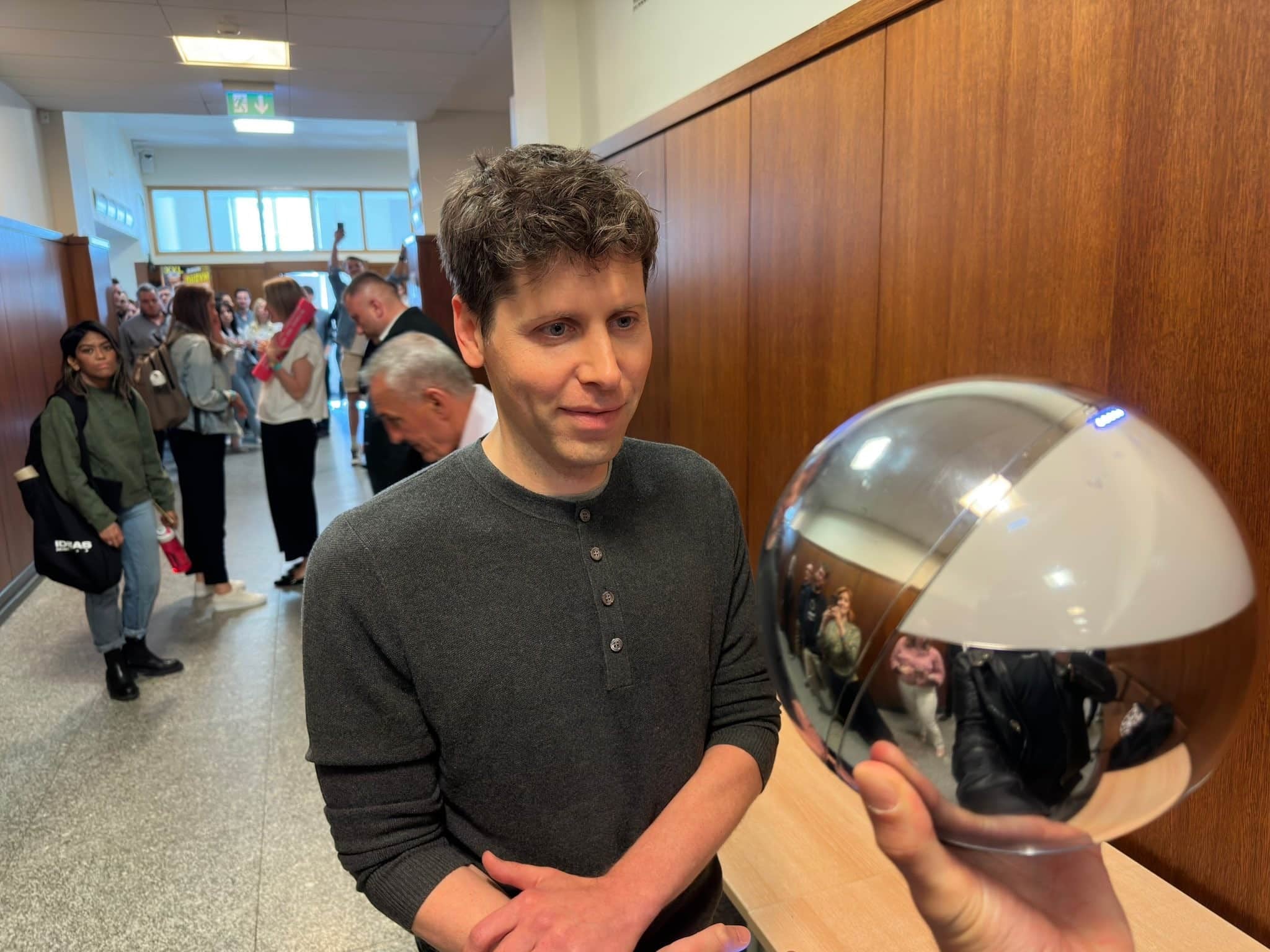 Sam Altman -CEO Worldcoin- con el orbe que toma datos biométricos a las personas para entregarle criptomonedas a cambio.