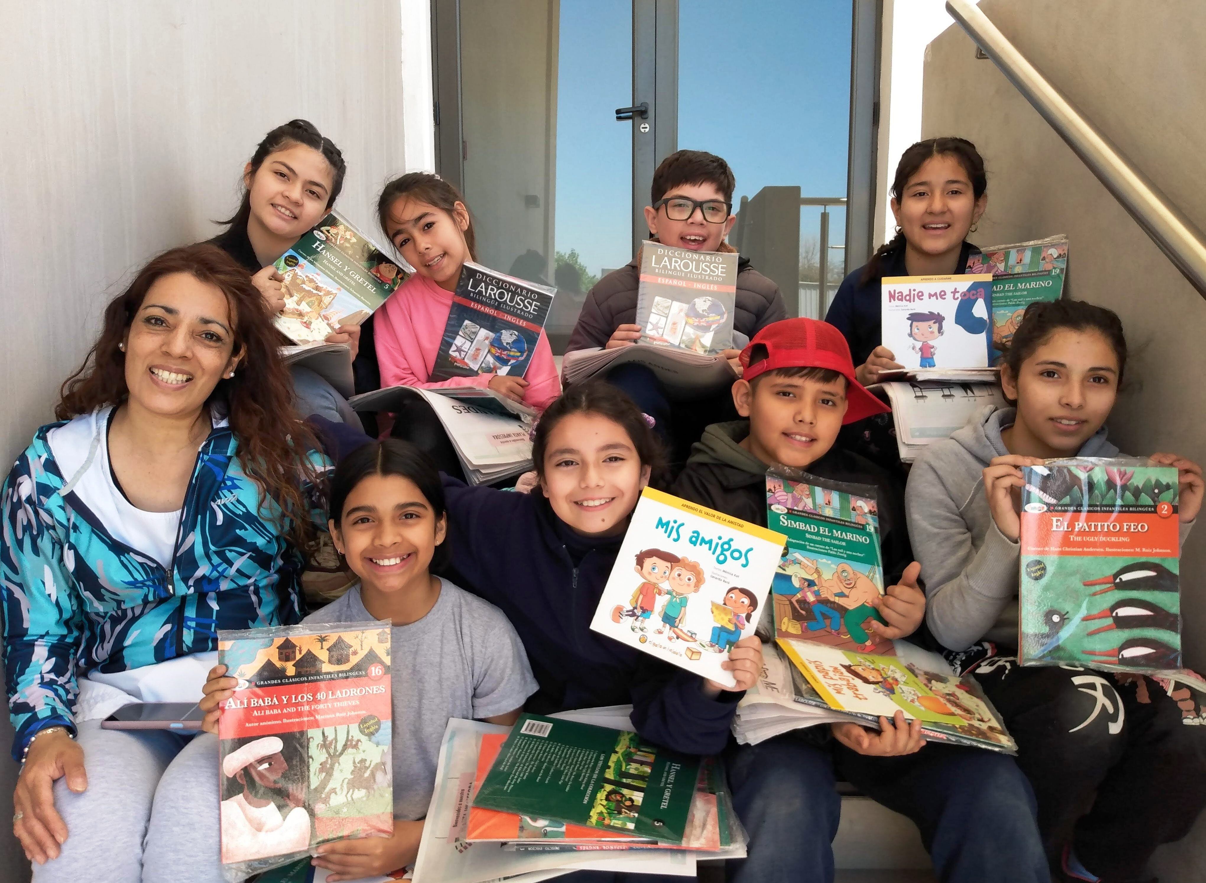 Delfina, Juan Pablo, Giuliana, Aisha, Naomi, Agustín, Tatiana y Rocío, acompañados por su docente, Gabriela Pérez.

