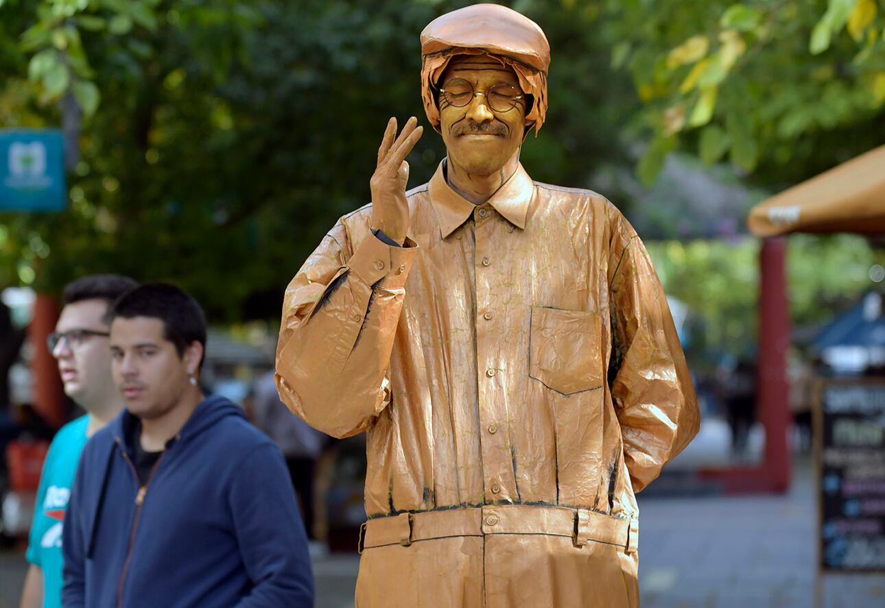 El trotamundos performer y actor Diego Castro, trabaja a la gorra frenando el tiempo y espacio. Foto: Orlando Pelichotti
