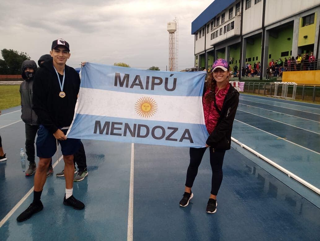 Pinti mostrando su medalla de campeón y orgulloso de ser maipucino. A su lado, su entrenadora Paola Abrego./Gentileza