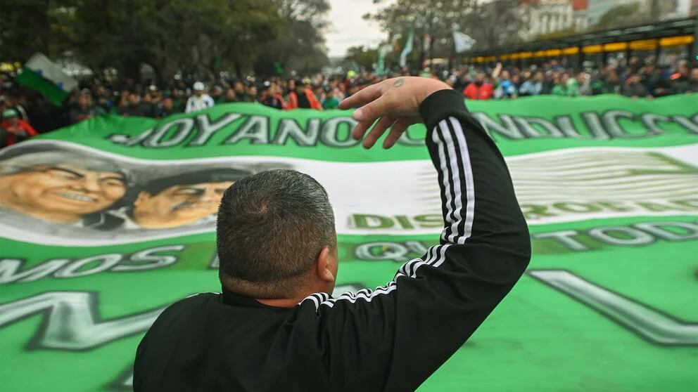 La marcha de distintas agrupaciones se congregaban este mediodía en diversos puntos del centro porteño y el Obelisco. En la imagen Pablo Moyano dirigiéndose a los manifestantes. / Foto: Gentileza