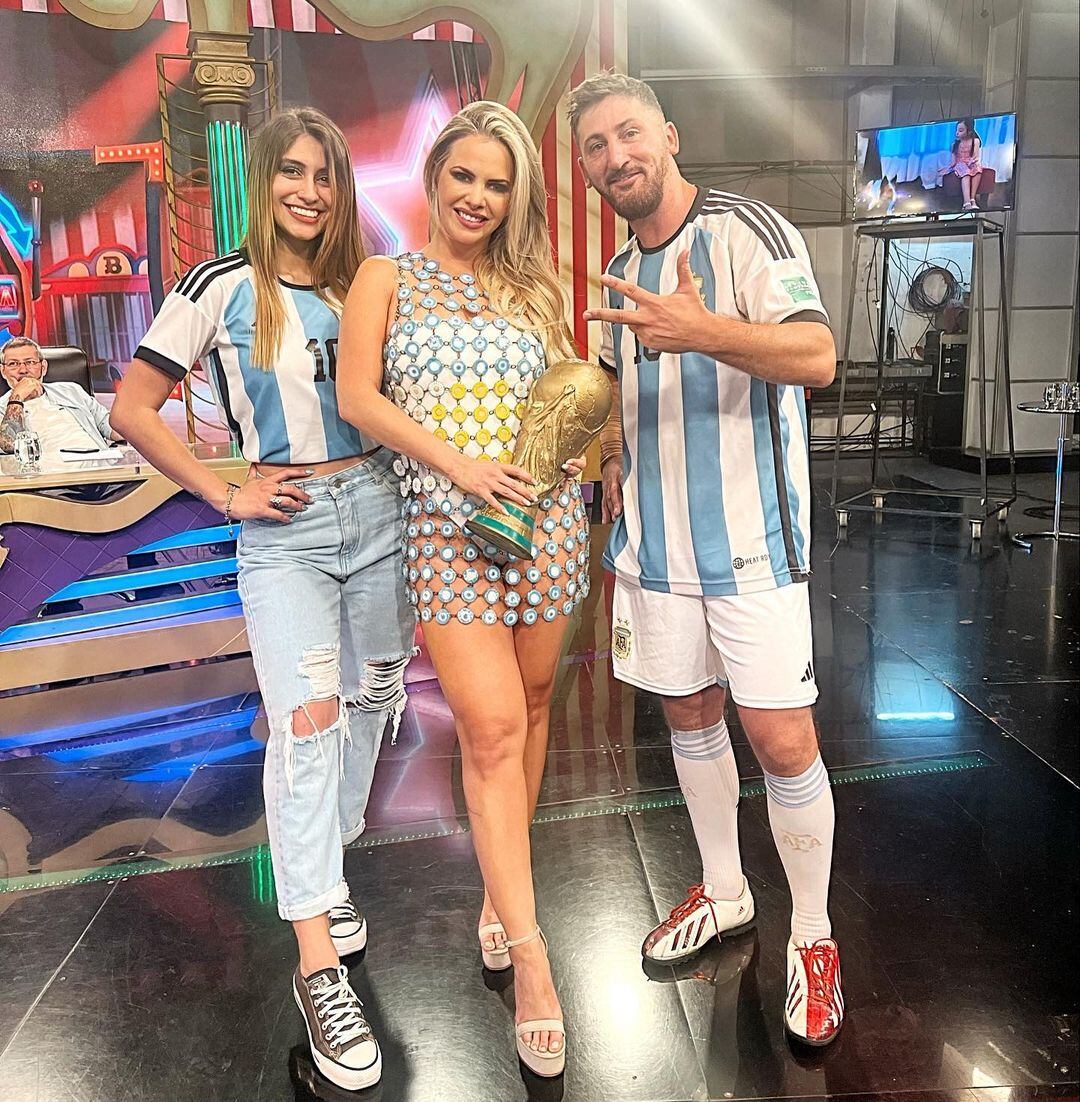 Alejandra Maglietti posó con los imitadores de Leo y Anto