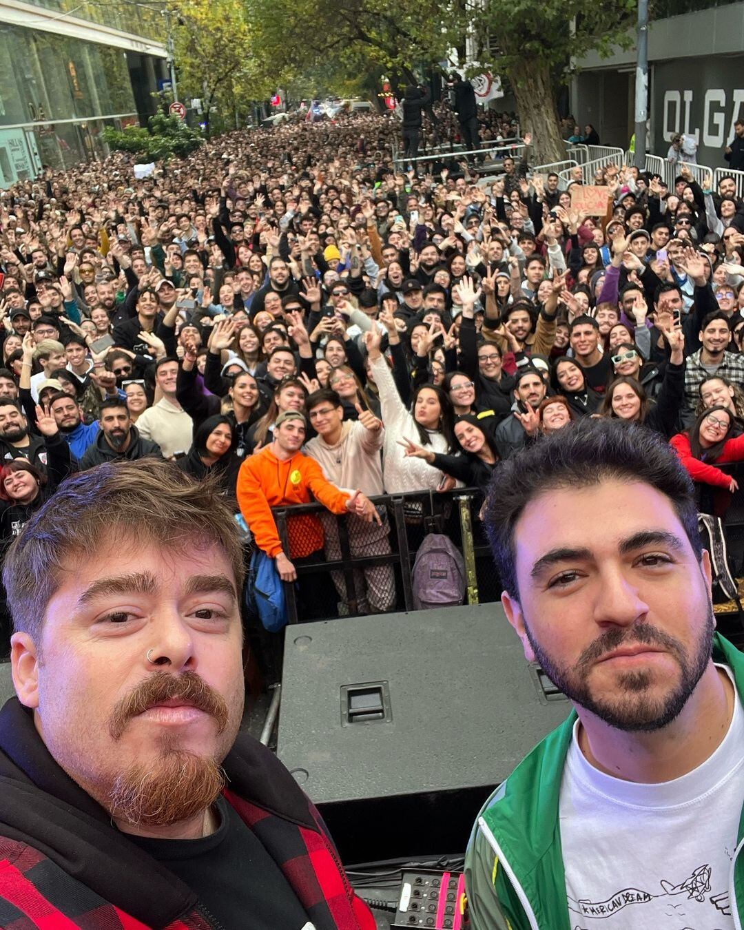 Migue Granados y Lucas Fridman con la gente en la calle en el Olgapalooza