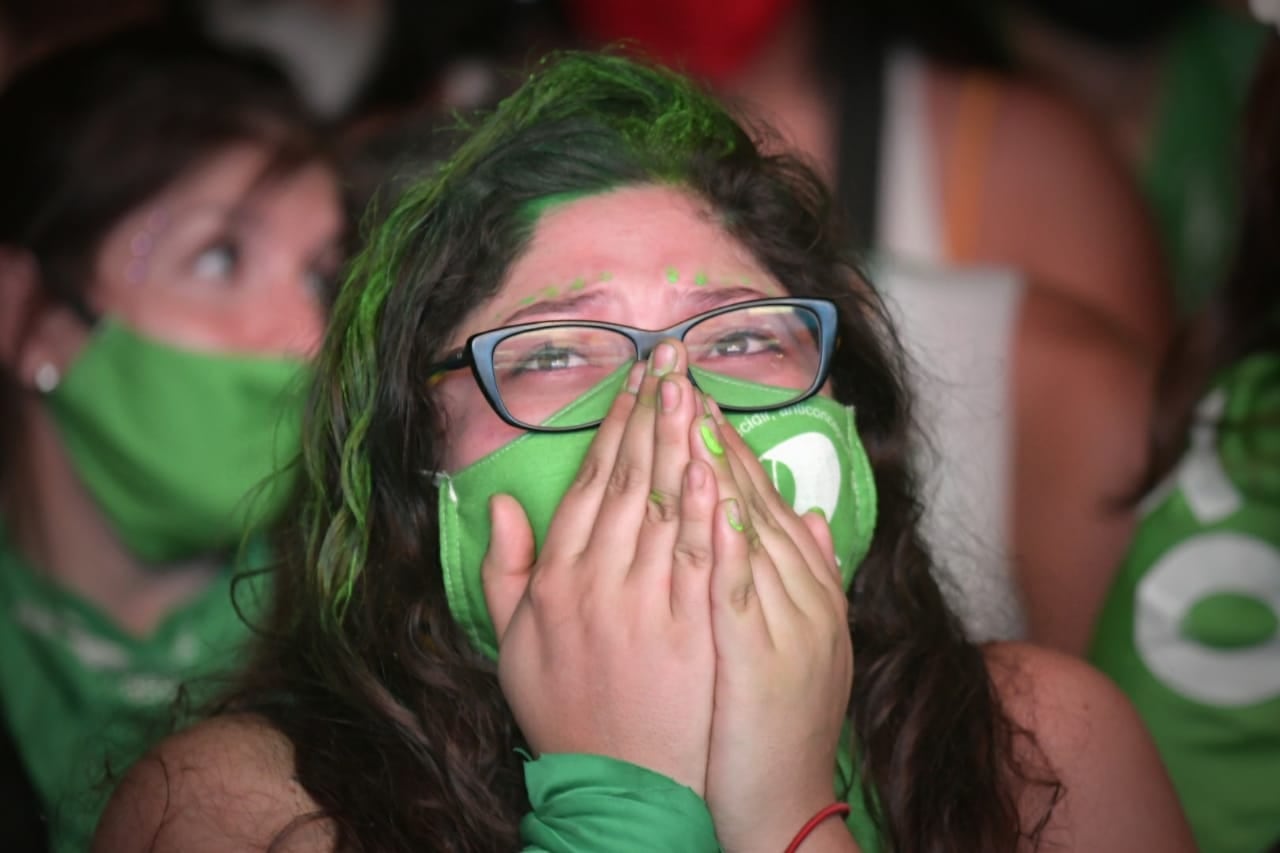 Alguien lloraba en solitario, los abrazos del alma eran interminables minutos después. Ya era Ley. Foto: Orlando Pelichotti /Los Andes
