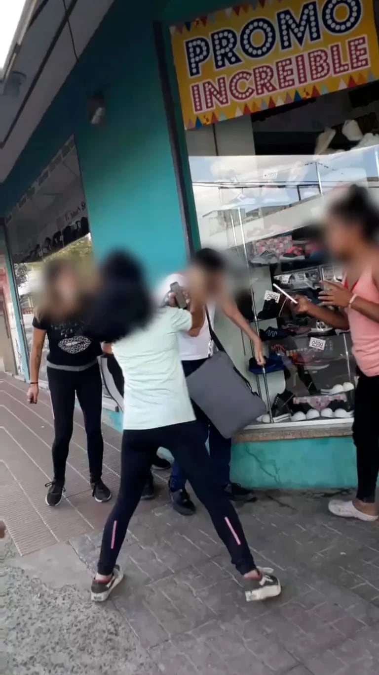 Las mujeres lo esperaron al hombre y al reconocerlo lo increparon.