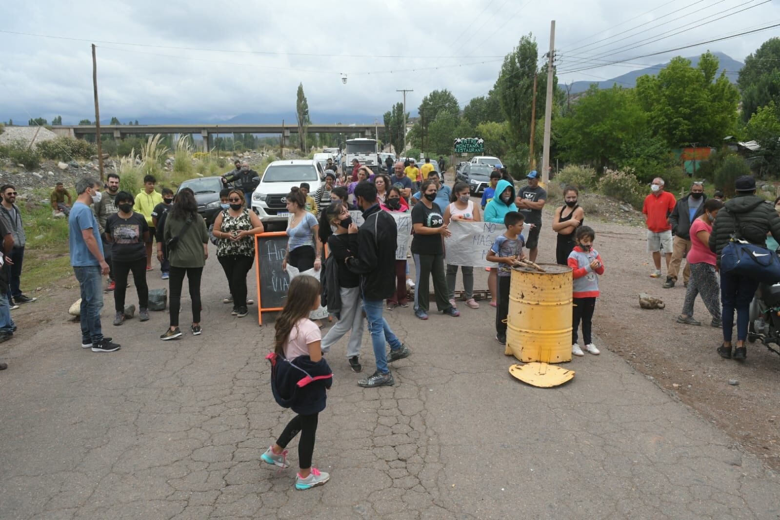 Tragedia en Potrerillos: enojados y dolidos, vecinos cortan la ruta en reclamo de puentes y obras. Foto: Ignacio Blanco / Los Andes.