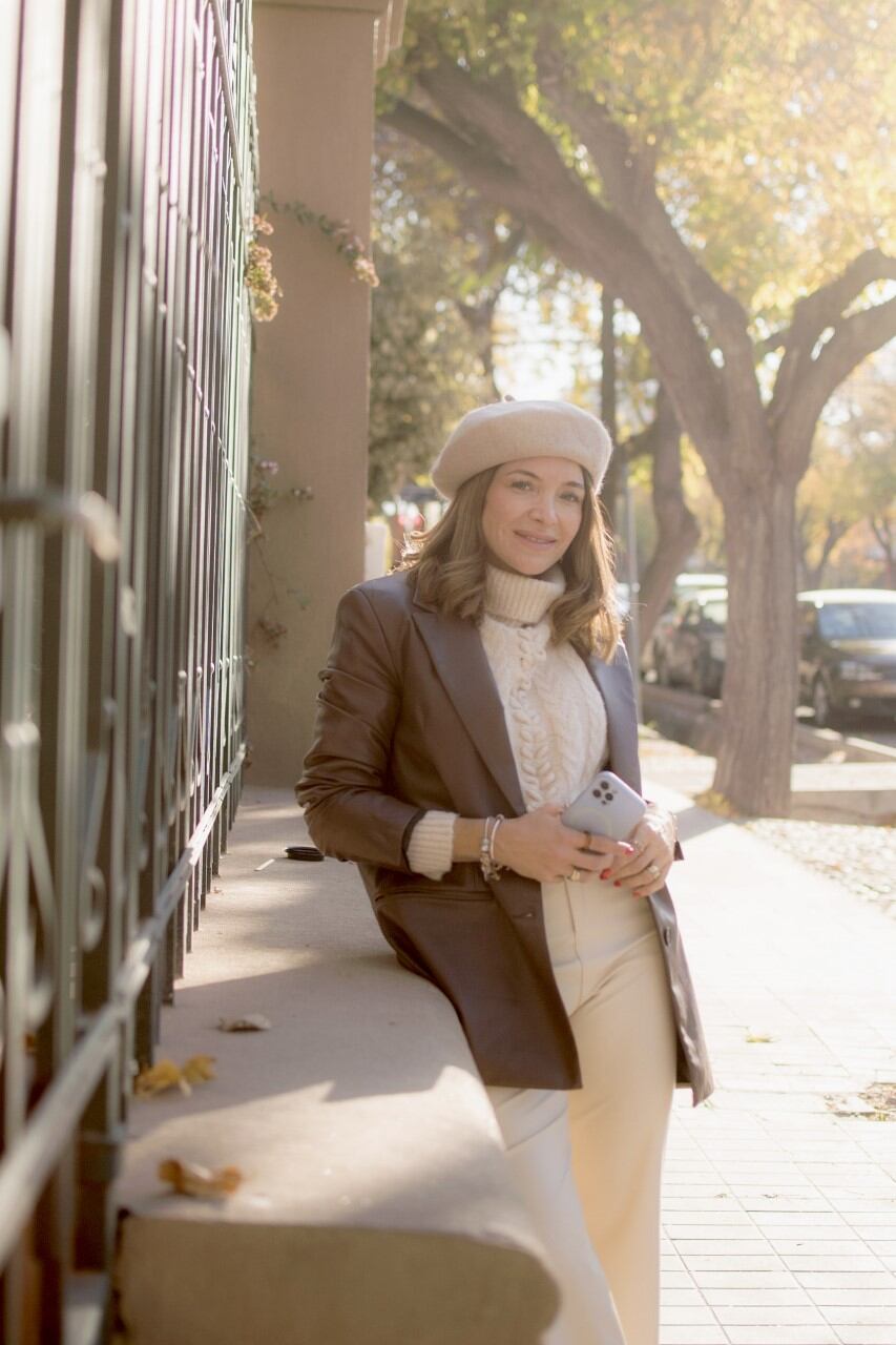 Agus de @cosa.de.mujeres con blazer de cuero de líneas rectas