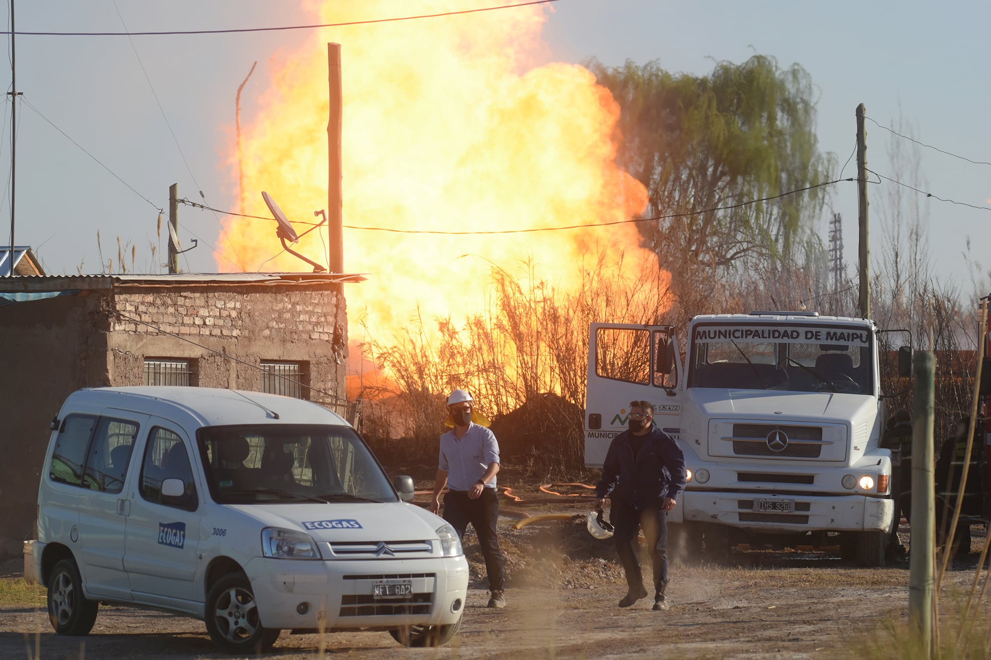 Bomberos y técnicos trabajan en un incendio provocado por una fuga en un caño de gas. Se habría originado por una quema de pastizales.