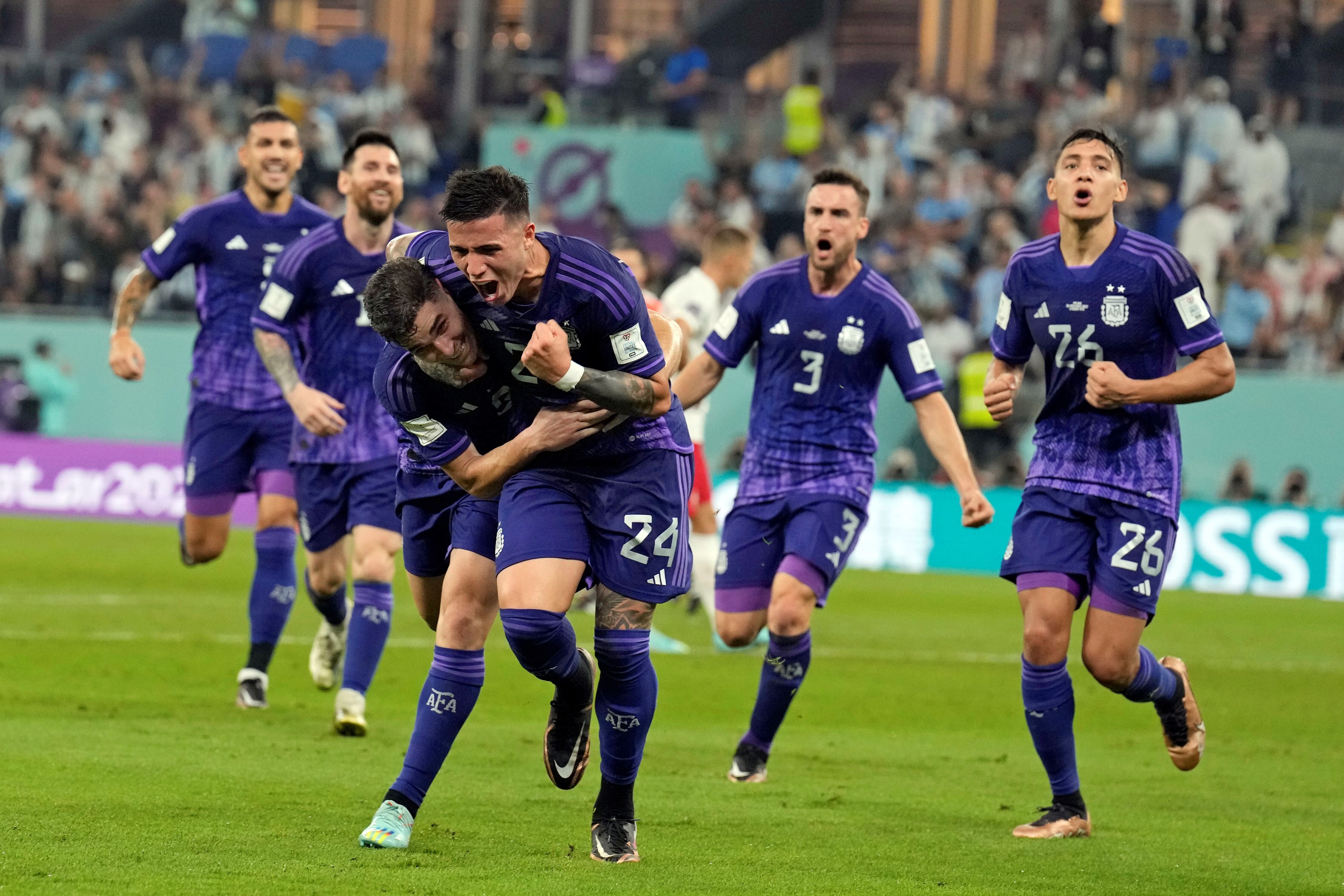 Griten fuerte muchachos. Enzo Fernández se desvive en ese abrazo eufórico con Julián Álvarez, luego del 2-0 que construyeron juntos. Pareces, Messi, Tagliafico y Molina se suman a la posta de una Argentina feliz. (AP)